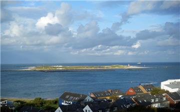 Die Düne ist rund 1000 Meter lang und 700 Meter breit. Sie ist von Helgoland aus...