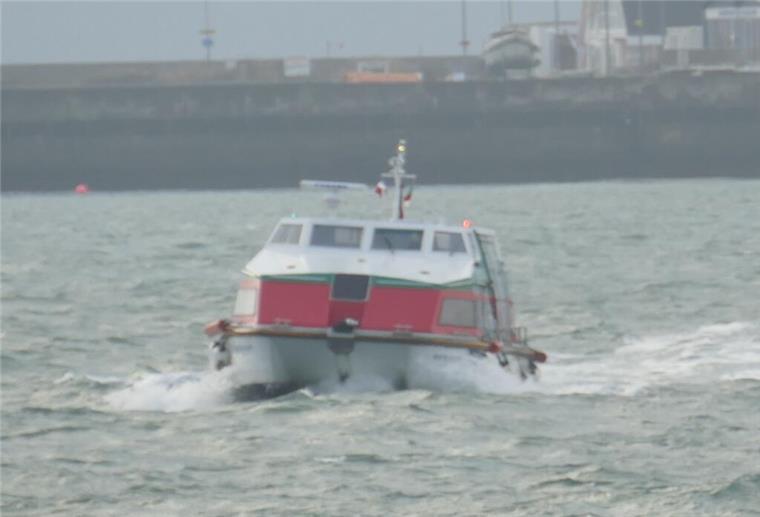 Helgoland bekommt eine neue Fähre! Worauf sich Urlauber freuen können Die alte Dünenfähre Witte Kliff fährt übers Wasser. Sie wird bald von einer neuen Helgoland-Fähre abgelöst.