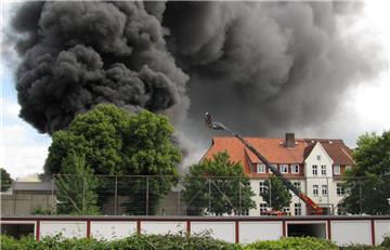 Die dunkle Rauchwolke vom Brand in der Turnhalle der Fichteschule war sogar auf der anderen Weserseite zu sehen. Ganz nah dran war Ralf Häusgen, der das Feuer fotografierte, nachdem er die Feuerwehr alarmiert hat. 