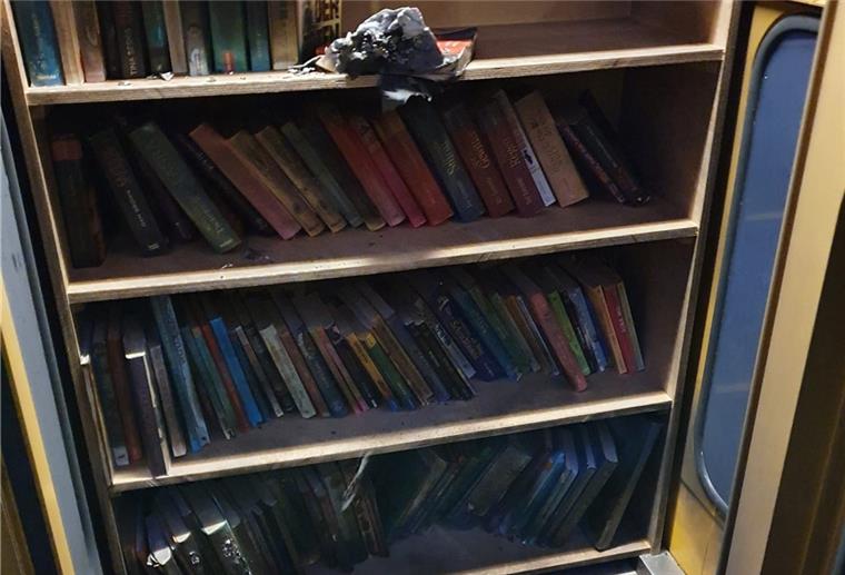 Die durch die Brandstifter beschädigten Bücher mussten weggeworfen werden. 