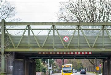 Die Durchfahrt unter der Brücke an der Parkstraße bleibt noch gesperrt.