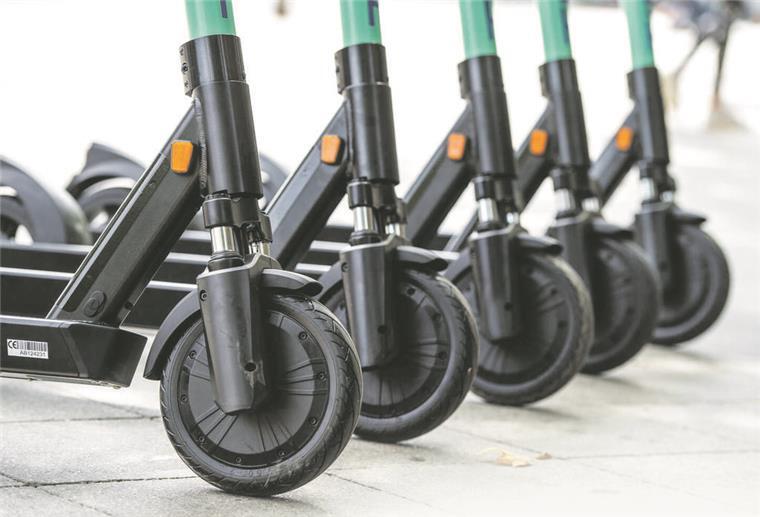 Zahl der E-Roller in Bremerhaven verdoppelt sich Die E-Tretroller des Anbieters Tier Mobility.