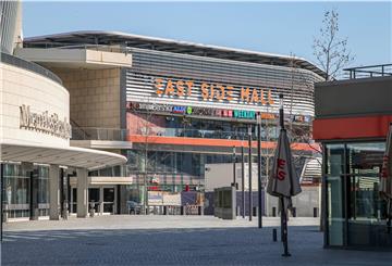 Die East Side Mall in Berlin wurde 2018 eröffnet und ist inzwischen ganz im Besitz der RFR Holding. Das Konzept sieht eine Mischung von Einzelhandel und Dienstleistungen vor.