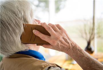  Eine Seniorin telefoniert mit ihrem Smartphone.