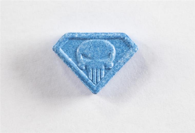 Eine Ecstasy-Pille „Blue Punisher“.