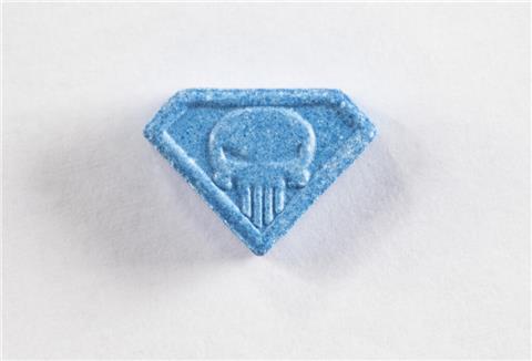 Eine Ecstasy-Pille „Blue Punisher“.