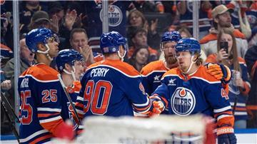 Die Edmonton Oilers feiern ihren Sieg über Buffalo.
