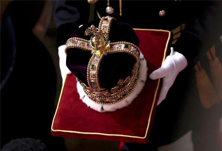 König Charles: Hatte Angst, dass die Krone wackelt Die Edwardskrone ist deutlich schwerer als die häufiger genutzte Staatskrone. (Archivbild)