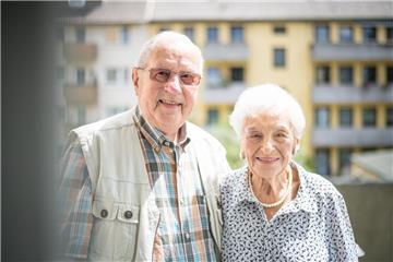 Die Eheleute Ursula (89) und Helmut (90) Strohsal aus Bremerhaven feiern am Mittwoch ihre eiserne Hochzeit.