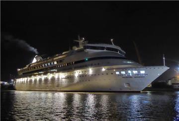 Die ehemalige AidaAura im Hafen von Piräus.