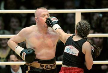 Die ehemalige Boxweltmeisterin Regina Halmich und Fernsehmoderator Stefan Raab beim Kampf im Jahr 2007.