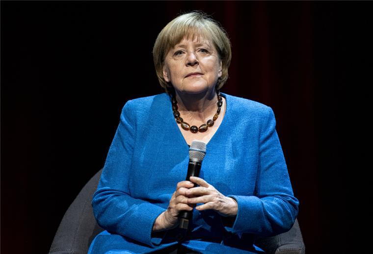 Die ehemalige Bundeskanzlerin Angela Merkel (CDU) sitzt im Berliner Ensemble, um auf Fragen des Journalisten und Autors Alexander Osang zu antworten unter dem Motto "Was also ist mein Land?".