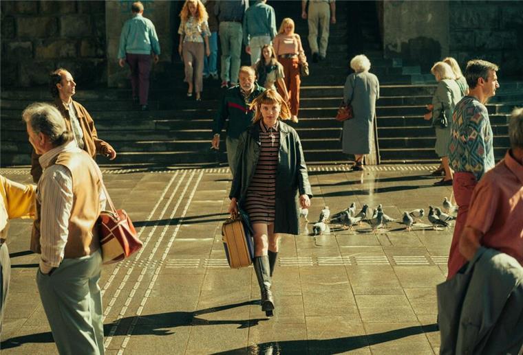 Viel Action, mehr Gefühl: Jella Haase ist als „Kleo“ zurück Die ehemalige DDR-Auftragskillerin Kleo sucht in der gleichnamigen Netflix-Serie einen Koffer.