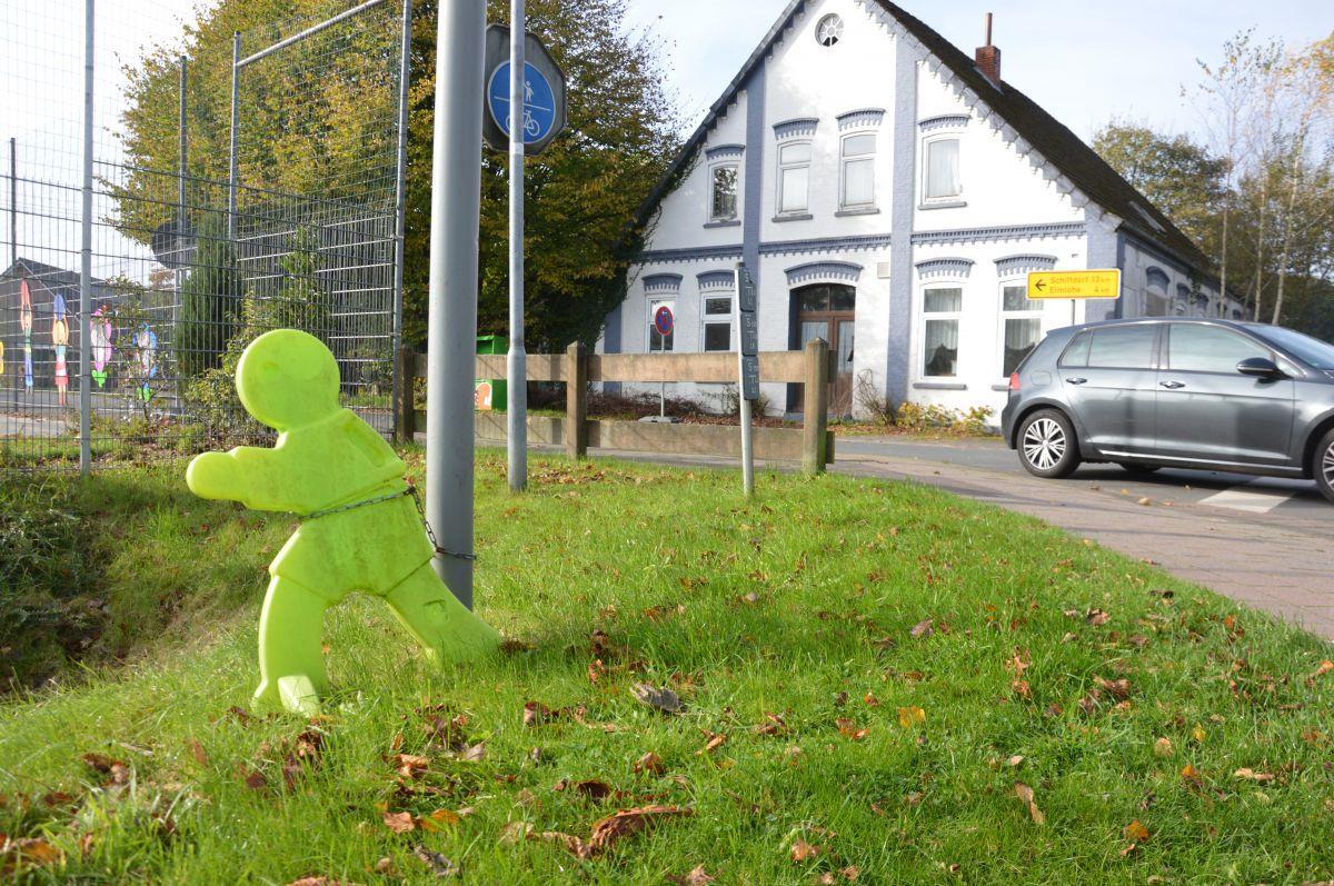 Drangstedt: Aus Schandfleck soll Parkplatz werden Die ehemalige Gaststätte „Alte Schinkenklause“ wird in Kürze abgerissen. Hier soll ein Parkplatz für Eltern entstehen. Die Stadt hat das Grundstück nach langen Verhandlungen gekauft.