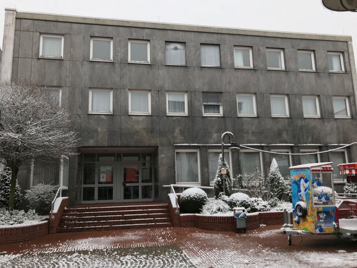 Wechsel in Brake: Altes Bankgebäude hat neuen Besitzer Die ehemalige LzO-Direktion in der Braker Fußgängerzone. Das Gebäude hat einen neuen Eigentümer.