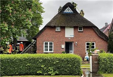 Brennendes Reetdachhaus in Dedesdorf