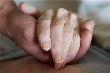 Die ehrenamtlichen Helfer des ambulanten Hospizdienstes sind für die schwerkranken Menschen da, hören ihnen zu, lesen ihnen vor oder spielen mit ihnen Gesellschaftsspiele. Oft wollen die Betroffenen jedoch nur, dass einfach jemand da ist.