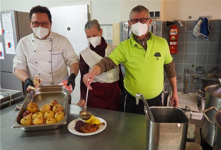Ehrenamtliche kochen Weihnachtsschmaus für Wohnungslose Die ehrenamtlichen Köche Eddy Wedemann (von links), Sylvia Olesinski und Uwe Märker haben ein Weihnachtsessen für Wohnungslose zubereitet.