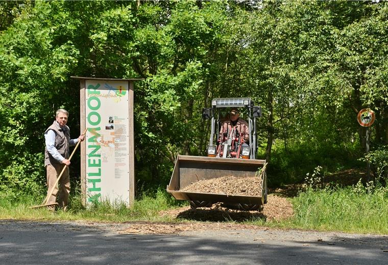 Die Ehrenamtlichen vom Kranichkring Flögeln: Klaus Pülsch (links) und Walter Wöhlke hoffen darauf, dass der Pfad bald wieder für Besucher geöffnet wird.