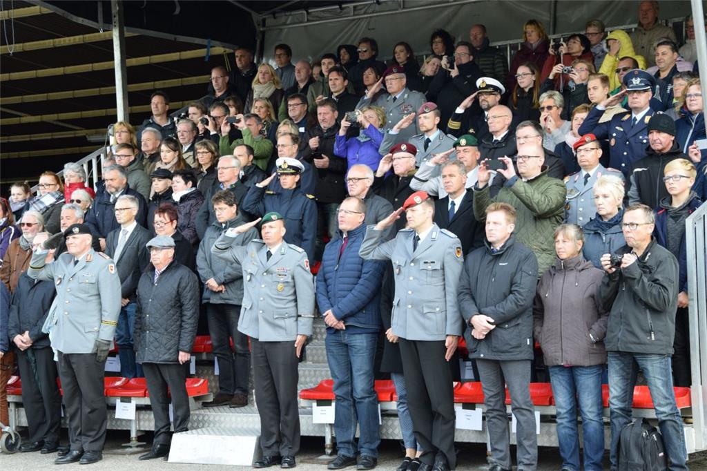 Die Ehrentribüne mit militärischen und zivilen Gästen.