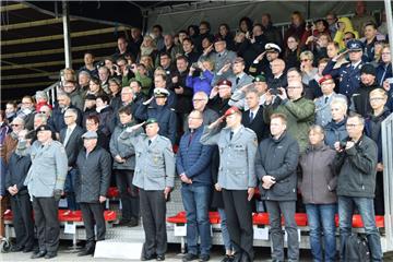 Die Ehrentribüne mit militärischen und zivilen Gästen.