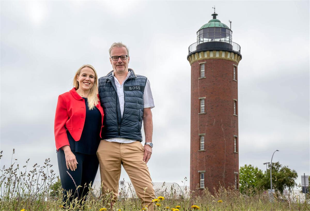 Cuxhaven: Leuchtturm an der Alten Liebe soll zur Ferienwohnung werden Die Eigentümer Katrin Mormann und Wilhelm Mormann stehen vor dem «Hamburger Leuchtturm».