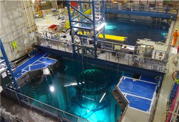 Die Einbauten des Reaktordruckbehälters werden ausgebaut. Das erfolgt unter Wasser mit ferngesteuerten Sägen. 