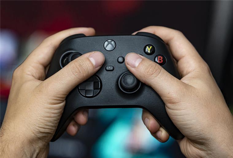 Bremerhaven: Unbekannte brechen in Haus ein und stehlen Spielkonsolen Ein Mann hält einen Kontroller der Spielekonsole Xbox Series X in der Hand