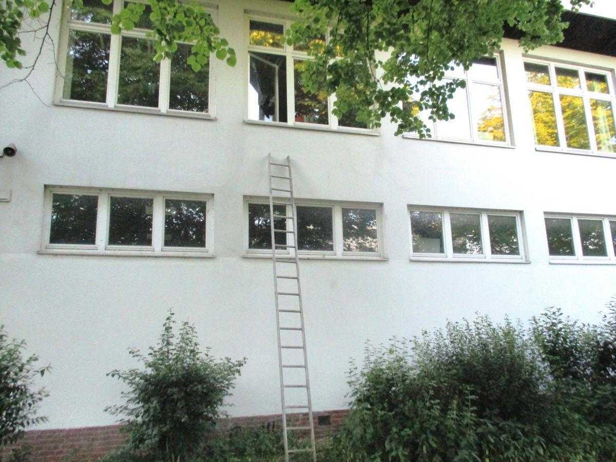 Die Einbrecher ließen die Leiter an der Gaußschule II in Lehe einfach stehen.