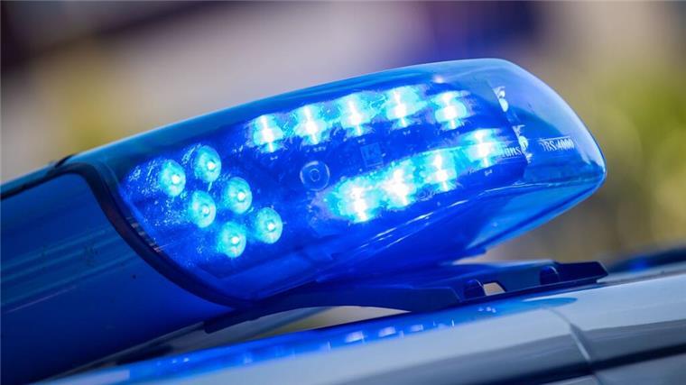 2.000 Euro Schaden nach Einbruch in ein Einfamilienhaus Ein Blaulicht ist auf dem Dach eines Polizeifahrzeugs zu sehen.