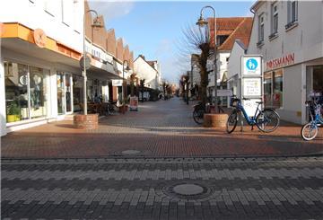 Die Eingangsbereiche zur Fußgängerzone sollten aufgewertet sprich attraktiver werden. Hier am westlichen Eingang, so eine Anregung, könnten dies durch ein Wasserspiel oder einen Brunnen oder Blumeninseln erfolgen.