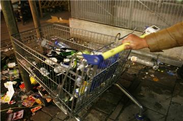 Die Einkünfte aus dem Pfandsammeln dürfen nicht auf Hartz-IV-Leistungen angerechnet werden.