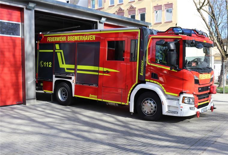 Über 450 Einsatzkräfte üben in Bremerhaven für den Ernstfall Feuerwehrfahrzeug.
