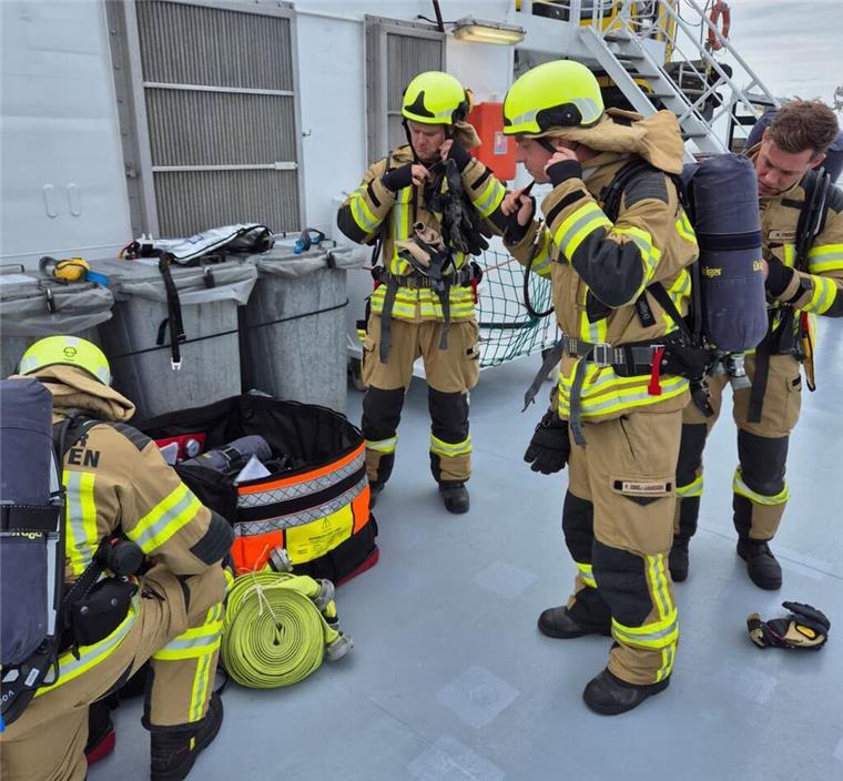 Feuerwehrleute aus Bremerhaven bereiten sich auf eine Einsatzübung auf der Nordsee vor.