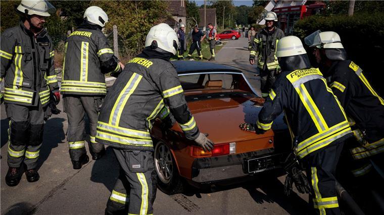 Lagerhalle und Wohnhaus brennen - Millionenschaden entsteht Die Einsatzkräfte bringen einen Oldtimer in Sicherheit vor den Flammen.