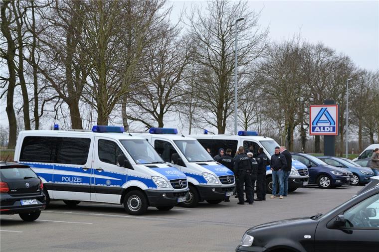 Die Einsatzkräfte der Bundespolizei sammeln sich in Bad Bederkesa.