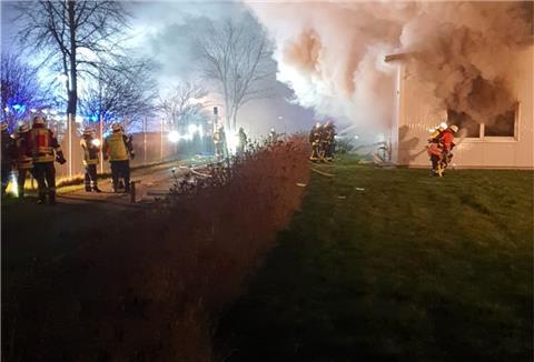 Die Einsatzkräfte der Feuerwehr bei den Löscharbeiten.