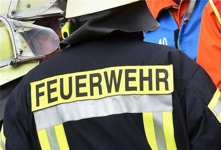 Die Einsatzkräfte der Feuerwehr fanden Mutter und Sohn in dem Gebäude nur noch leblos vor.