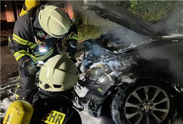 Die Einsatzkräfte der Feuerwehr können den Brand erfolgreich bekämpfen.
