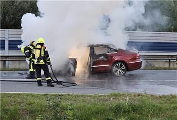Brennendes Fahrzeug auf der A1 bei Stuckenborstel