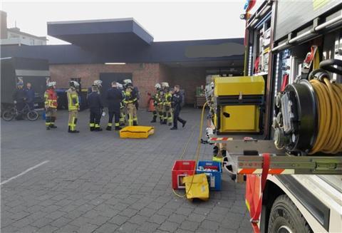 Die Feuerwehr Bremerhaven beim Einsatz in einem Bremerhavener Supermarkt wegen eines Buttersäureanschlags.