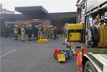 Die Feuerwehr Bremerhaven beim Einsatz in einem Bremerhavener Supermarkt wegen eines Buttersäureanschlags.