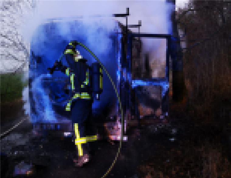 Die Einsatzkräfte der Freiwilligen Feuerwehren mussten in Hetthorn (Loxstedt) einen brennenden Kleintransporter löschen.
