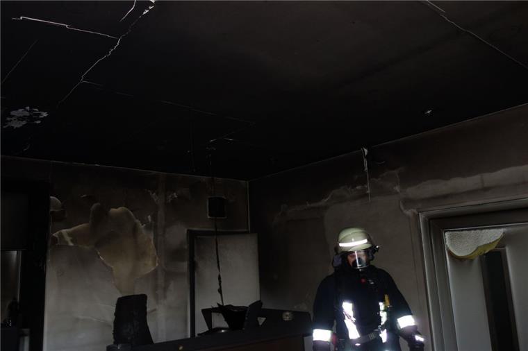 Explosionsgefahr in Geestemünde: Feuerwehr im Einsatz Die Einsatzkräfte fanden stark verrußte Wände und Decken bei dem Einsatz in Geestemünde vor.