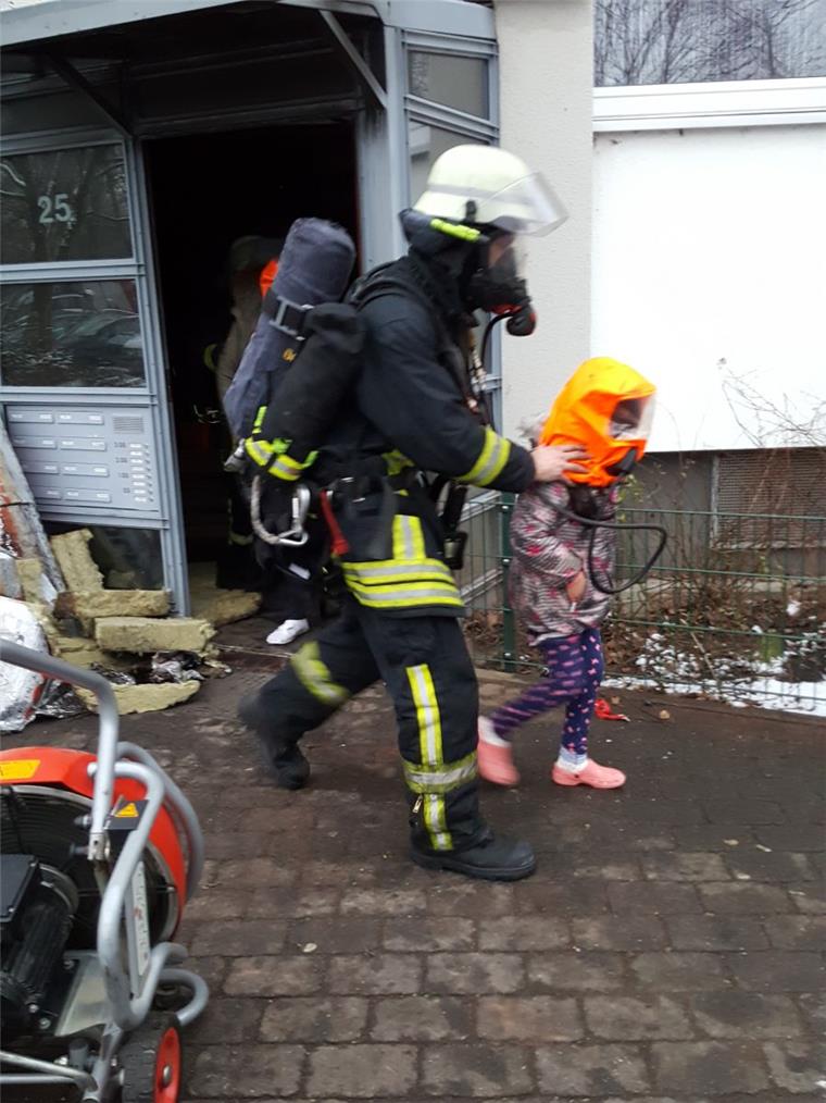 Die Einsatzkräfte haben 23 Personen aus dem Mehrfamilienhaus gerettet. 