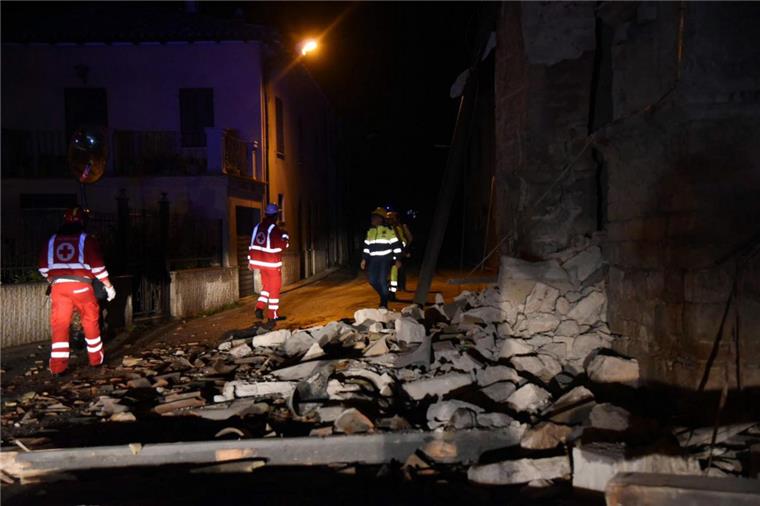 Erdbeben: Und wieder trifft es Italien Die Einsatzkräfte haben noch in der Nacht in Mittelitalien nach verschütteten Menschen gesucht.