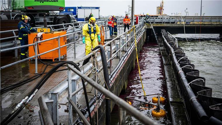 Fortschritte bei Ölbekämpfung in Cuxhaven Die Einsatzkräfte kämpfen weiter gegen ausgelaufenes Öl.