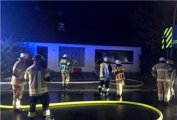 Die Einsatzkräfte können das Feuer in Bremerhaven-Surheide schnell löschen.