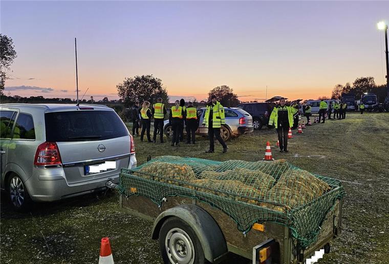 Die Einsatzkräfte kontrollierten auch einen Anhänger mit rund 700kg Kartoffeln.