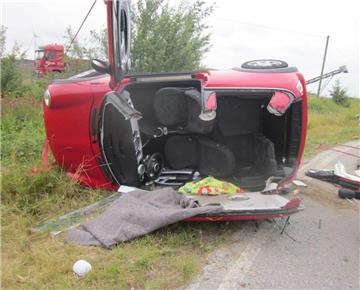 Die Einsatzkräfte mussten das Dach des Autos abtrennen.